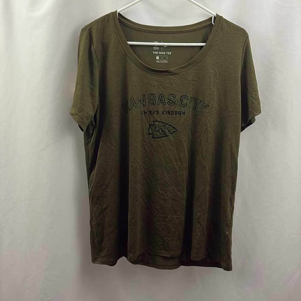 Kansas City Chiefs Women’s Nike Salute To Service T-shirt Size XL Army Green NFL - Picture 2 of 8